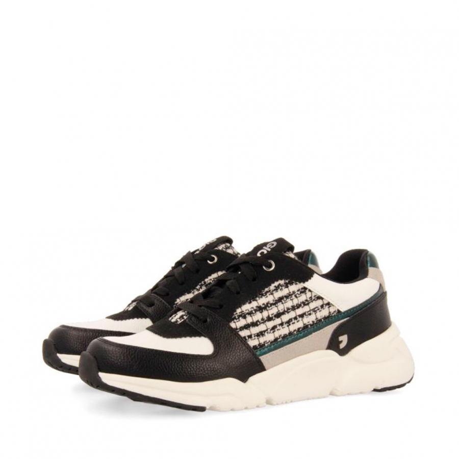 schwarze-sneakers-die-glanzend-und-schwarz-und-grun-weisse-pieces-raasdorf-kombinieren schwarze-sneakers-die-glanzend-und-schwarz-und-grun-weisse-pieces-raasdorf-kombinieren
