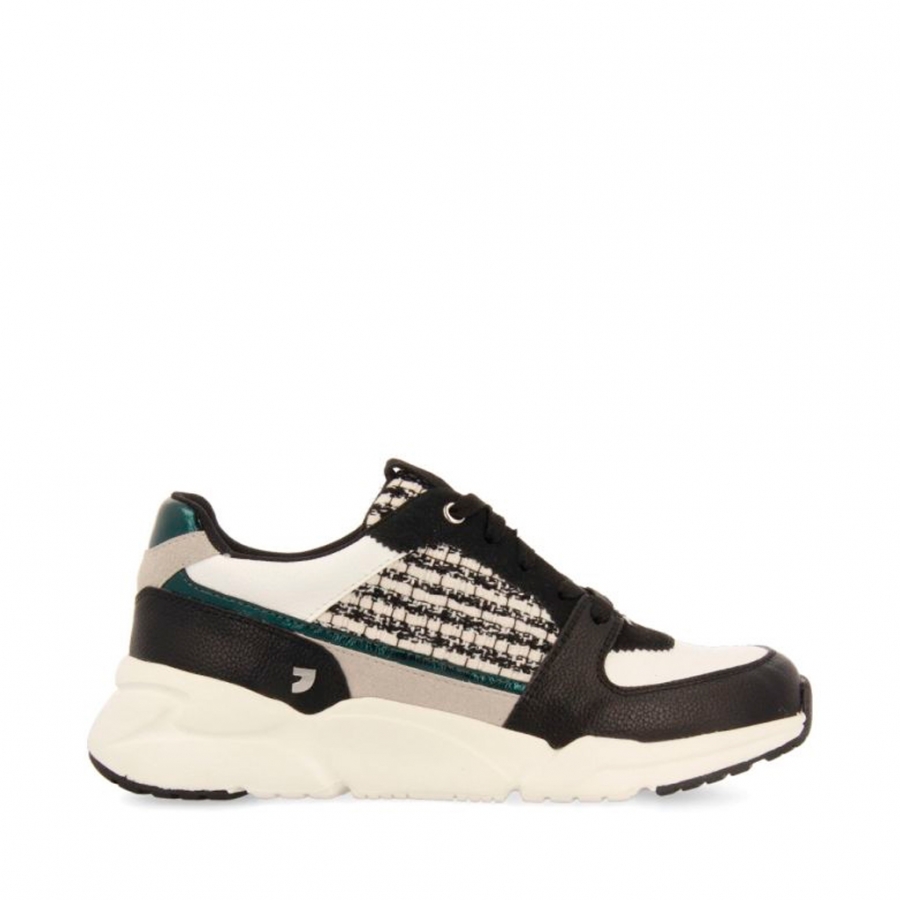 sneakers-nere-che-combina-pezzi-bianchi-lucidi-e-neri-e-verdi-raasdorf sneakers-nere-che-combina-pezzi-bianchi-lucidi-e-neri-e-verdi-raasdorf