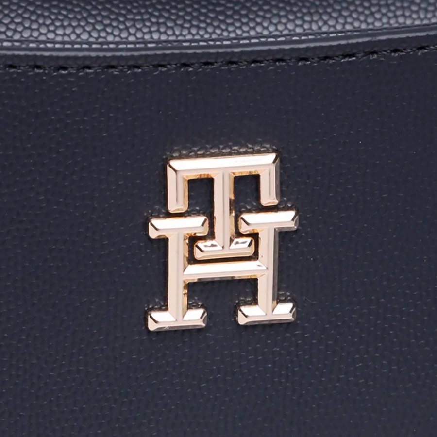 zeitlose-umhangetasche-mit-kette zeitlose-umhangetasche-mit-kette