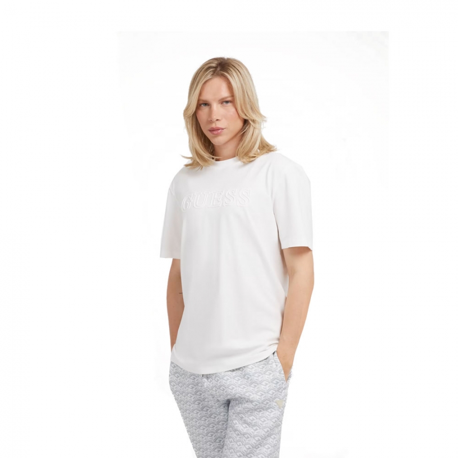 t-shirt-avec-logo-sur-le-devant