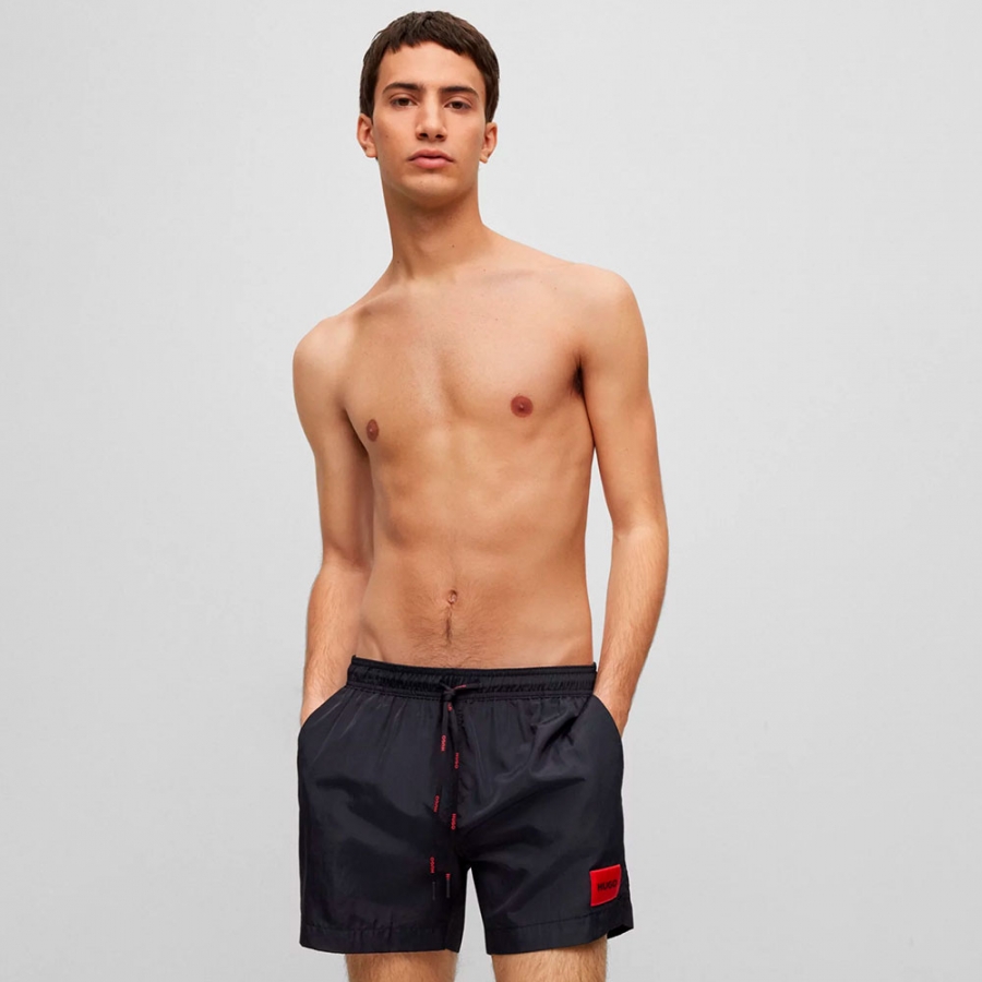 costume-da-bagno-etichetta-con-logo-rosso