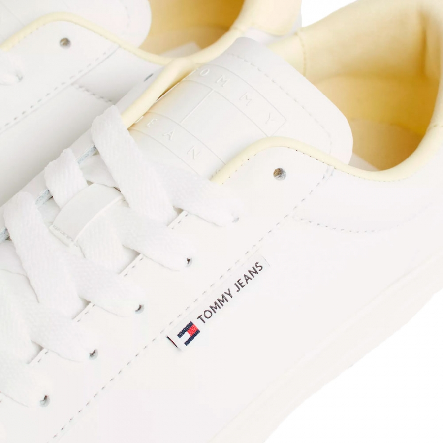 sneakers-bassa-in-pelle-con-patch sneakers-bassa-in-pelle-con-patch
