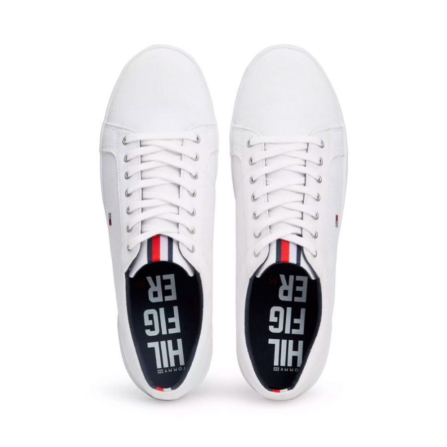 unverzichtliche-ikonische-sneakers-mit-gesticktem-logo