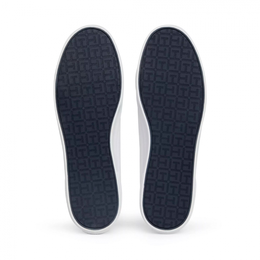 unverzichtliche-ikonische-sneakers-mit-gesticktem-logo
