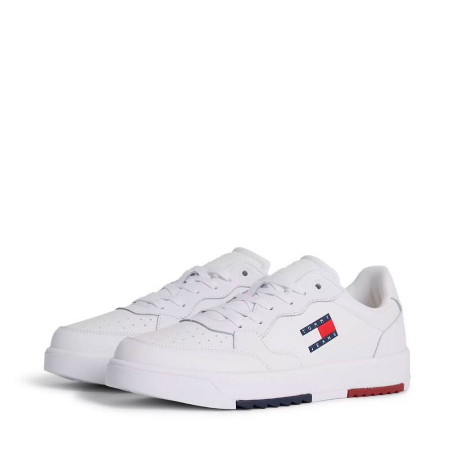 unverzichtliche-sneakers-mit-zahnen-sohle-und-logo unverzichtliche-sneakers-mit-zahnen-sohle-und-logo