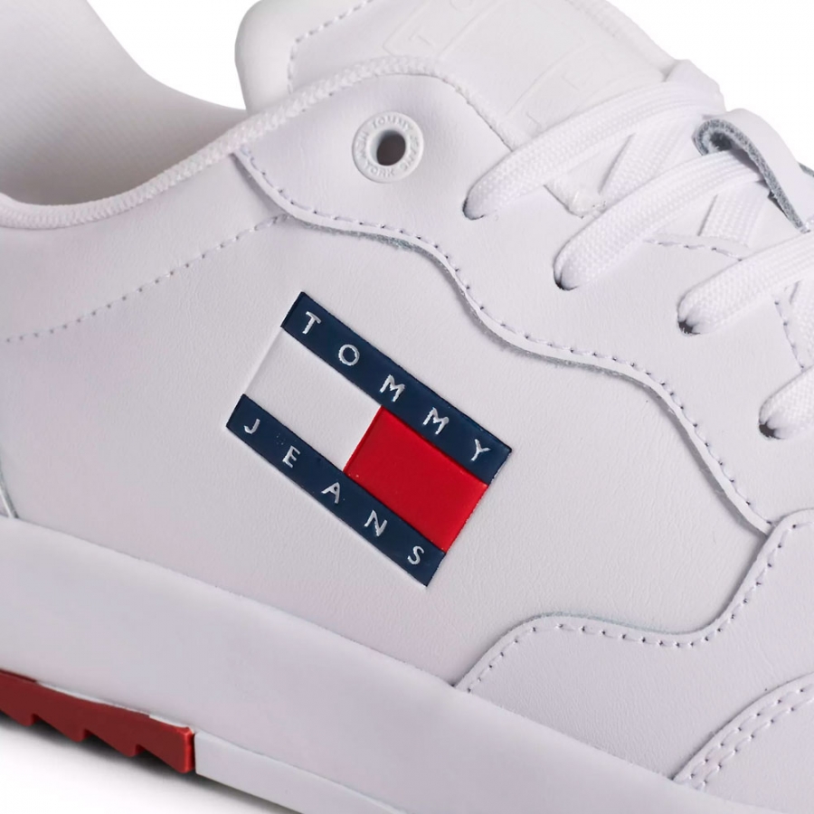 unverzichtliche-sneakers-mit-zahnen-sohle-und-logo unverzichtliche-sneakers-mit-zahnen-sohle-und-logo