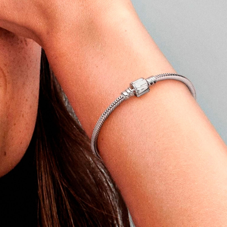 pandora-moments-armband-schlangenkette-marvel-logo-verschluss-592561c01 pandora-moments-armband-schlangenkette-marvel-logo-verschluss-592561c01