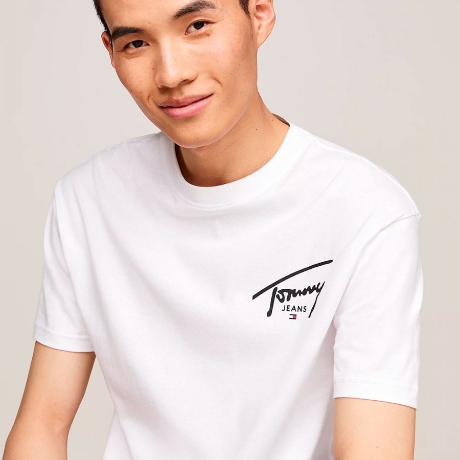 t-shirt-mit-charakteristischem-logo