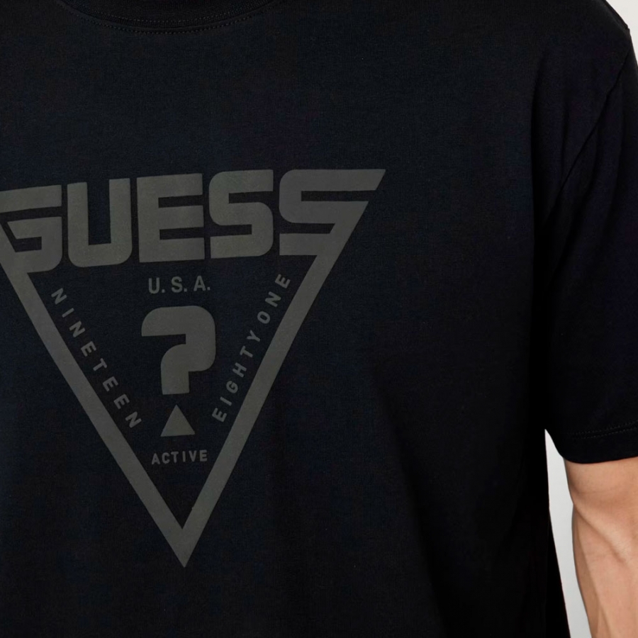t-shirt-mit-dreieck-logo t-shirt-mit-dreieck-logo