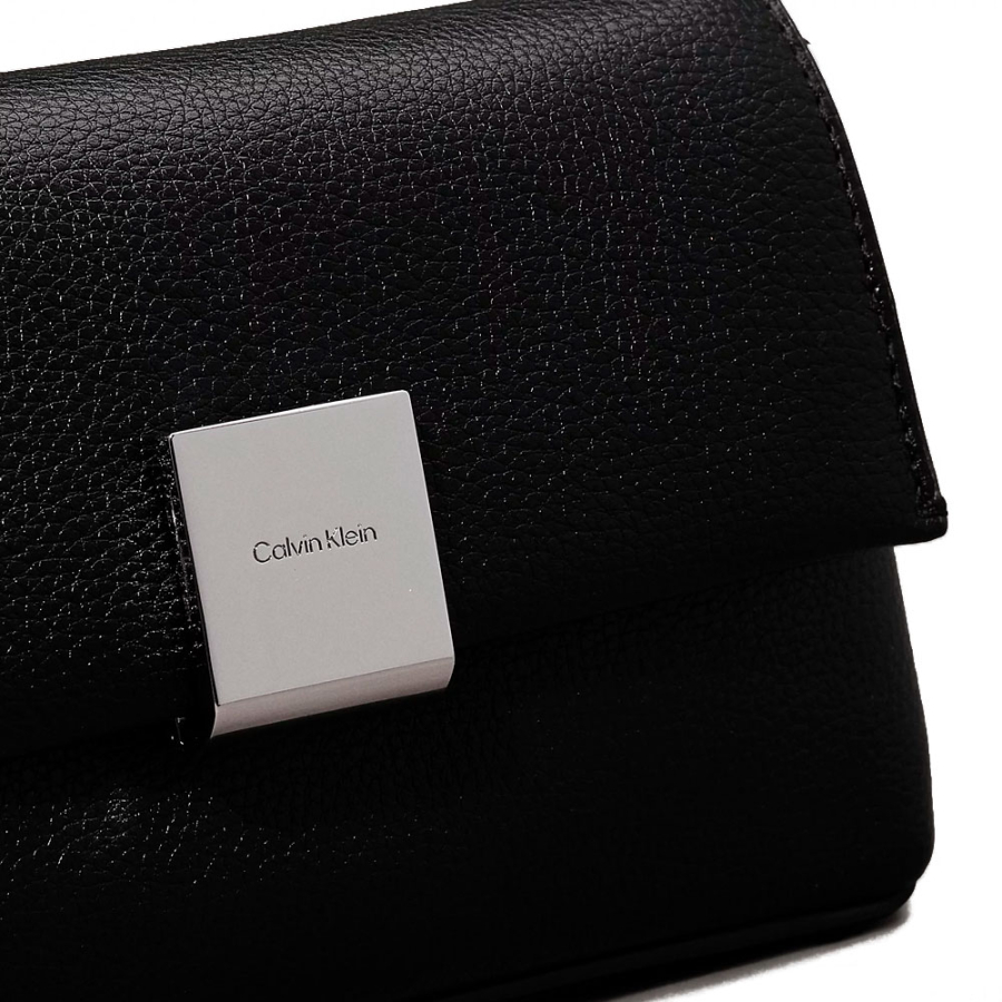 borsa-a-tracolla-placcata-con-catena borsa-a-tracolla-placcata-con-catena