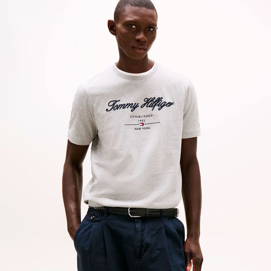 t-shirt-con-logo-ricamato