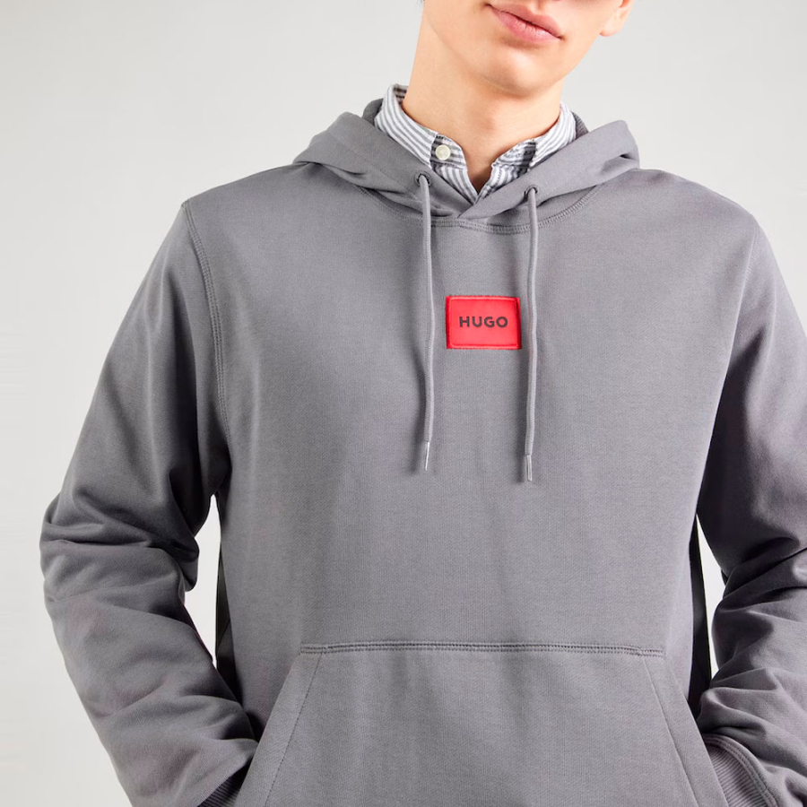 sweat-a-capuche-avec-etiquette-logo sweat-a-capuche-avec-etiquette-logo
