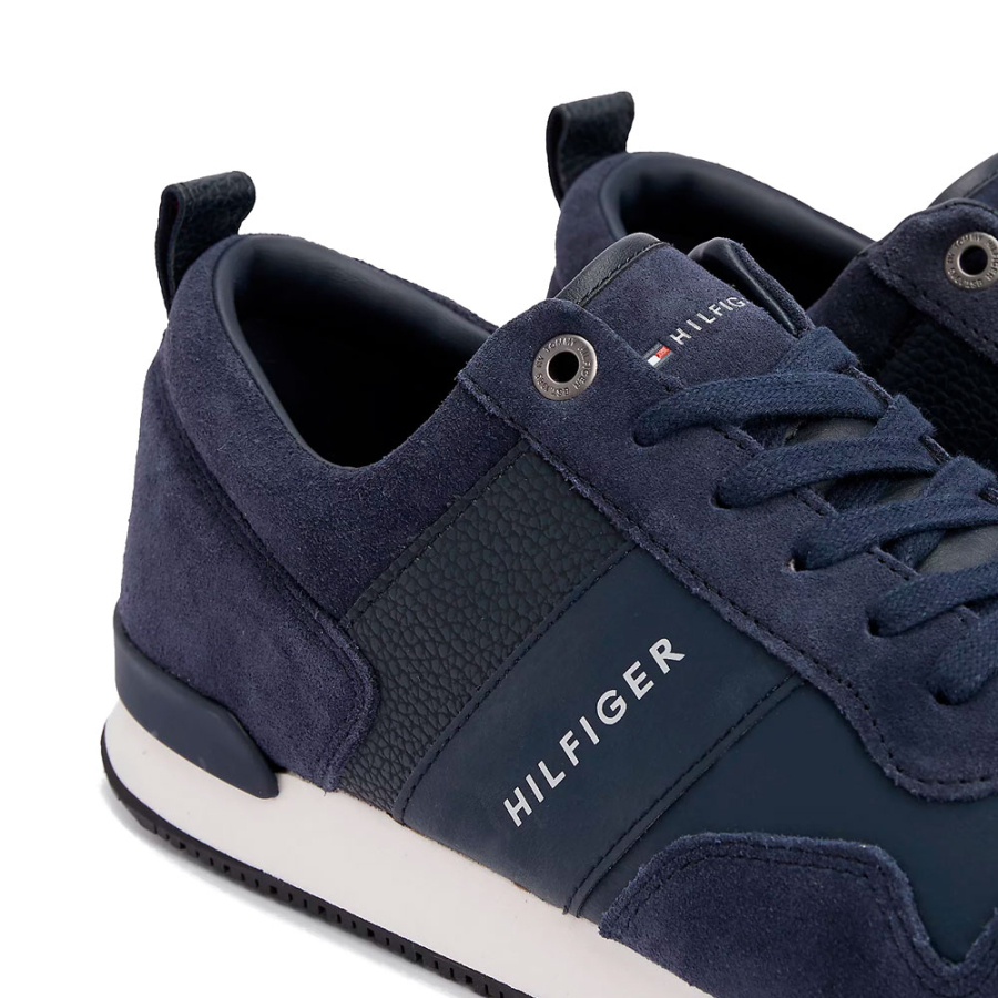 ikonische-sneaker-mit-schnurung ikonische-sneaker-mit-schnurung
