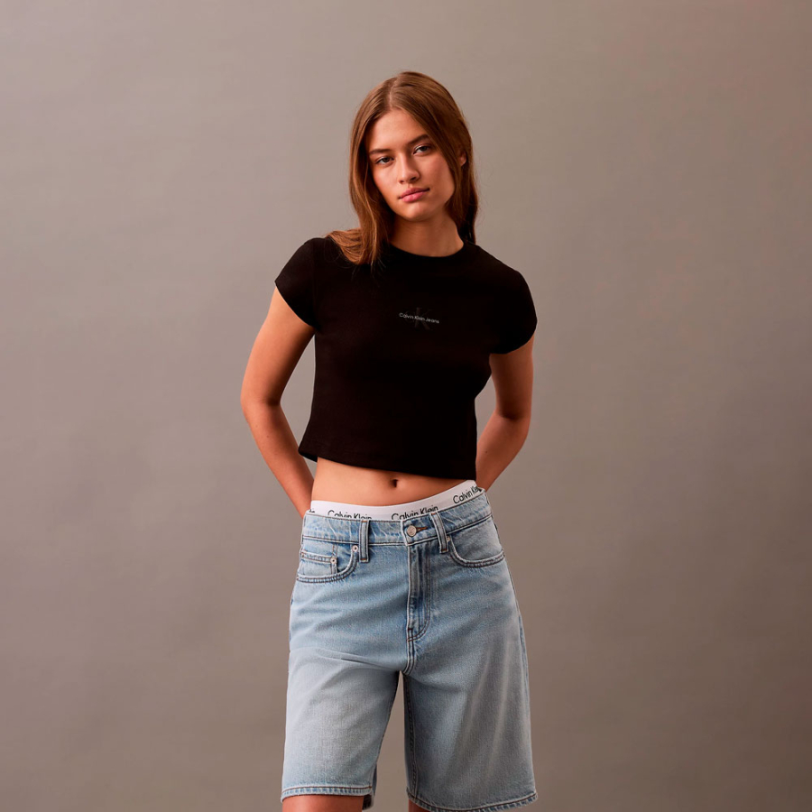 schlankes-kurzes-t-shirt-mit-monogramm schlankes-kurzes-t-shirt-mit-monogramm