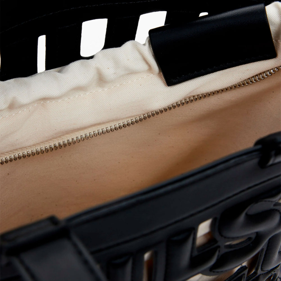 kleine-tasche-mit-gestanzten-buchstaben kleine-tasche-mit-gestanzten-buchstaben