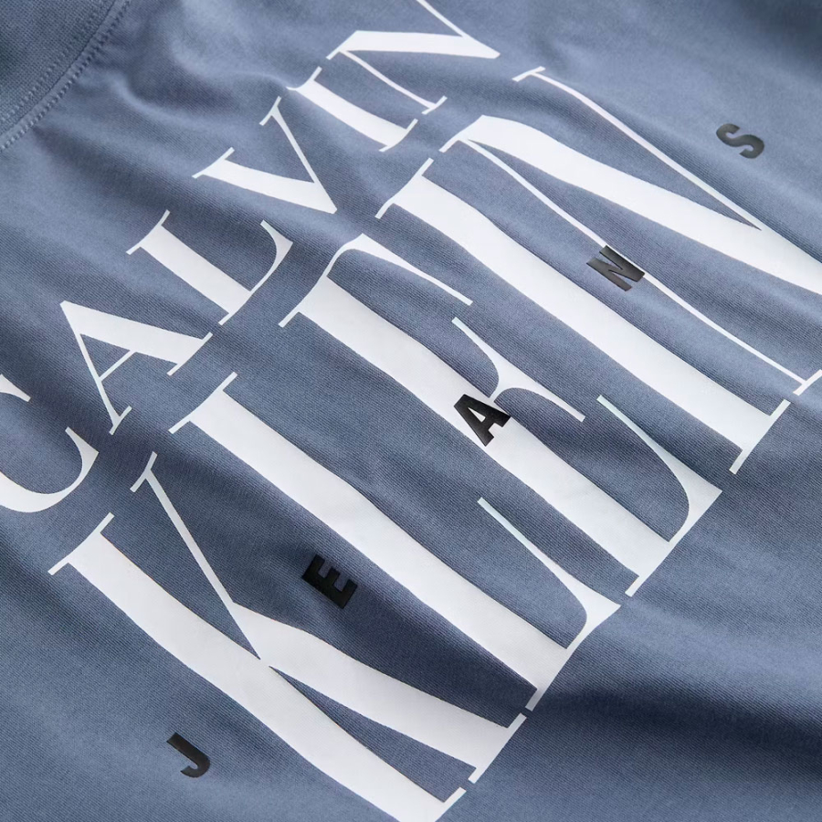 t-shirt-mit-logo-auf-der-ruckseite t-shirt-mit-logo-auf-der-ruckseite