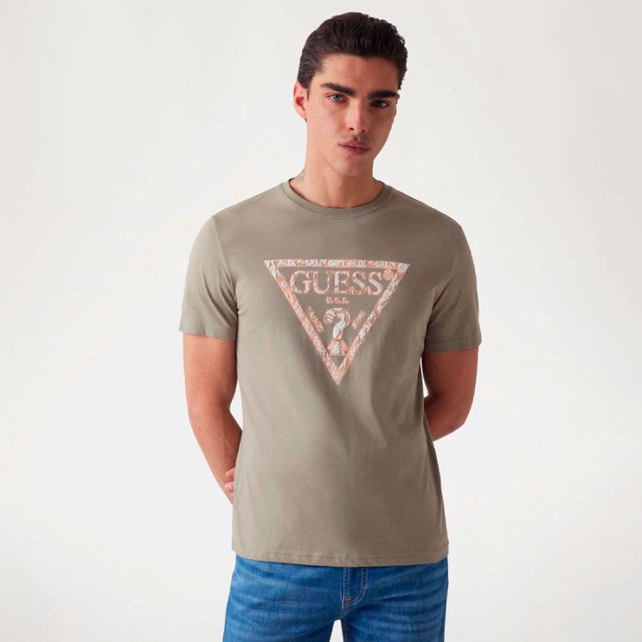 camiseta-com-logo-triangular camiseta-com-logo-triangular
