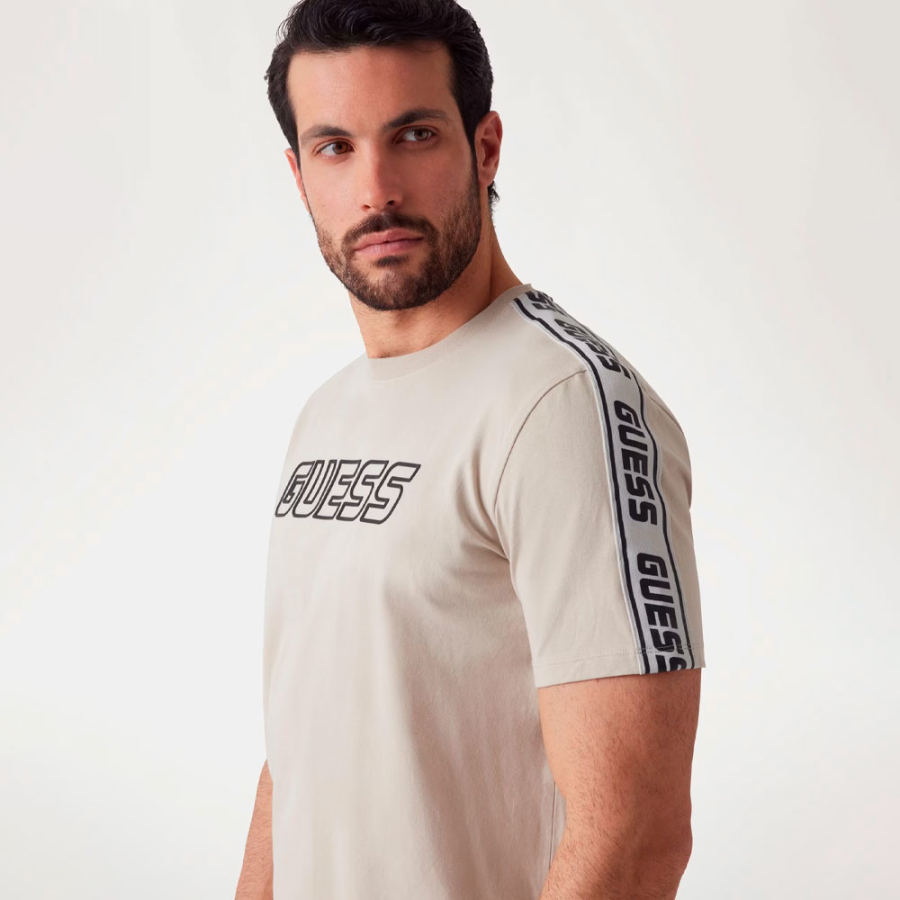 stretch-t-shirt-mit-logo-auf-der-vorderseite stretch-t-shirt-mit-logo-auf-der-vorderseite