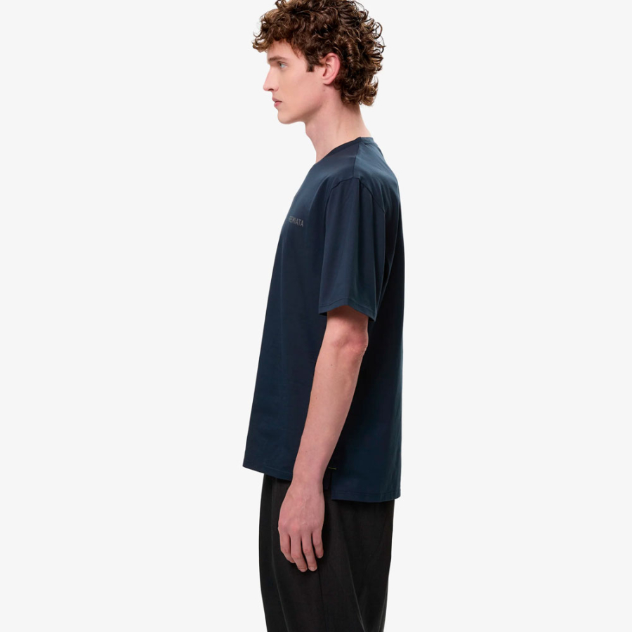 camiseta-com-rachaduras-laterais-e-detalhes-contrastantes camiseta-com-rachaduras-laterais-e-detalhes-contrastantes