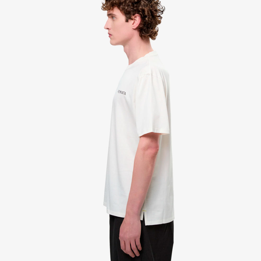 camiseta-com-rachaduras-laterais-e-detalhes-contrastantes camiseta-com-rachaduras-laterais-e-detalhes-contrastantes