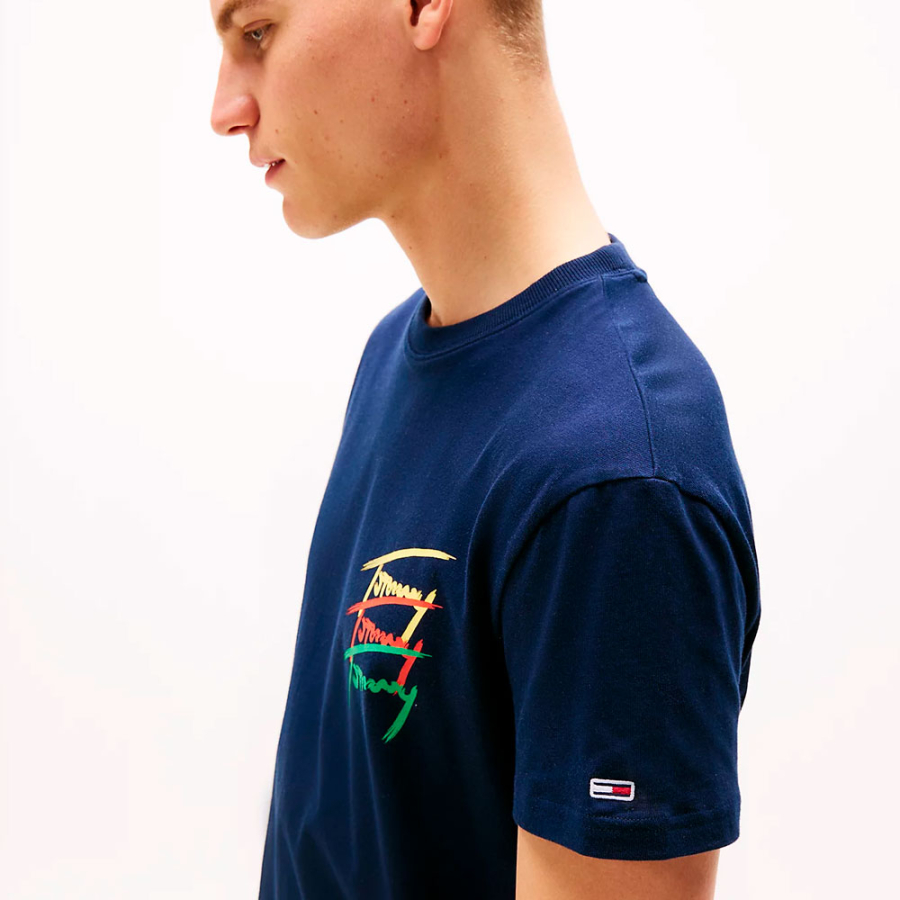 t-shirt-mit-grafischem-logo-auf-der-ruckseite