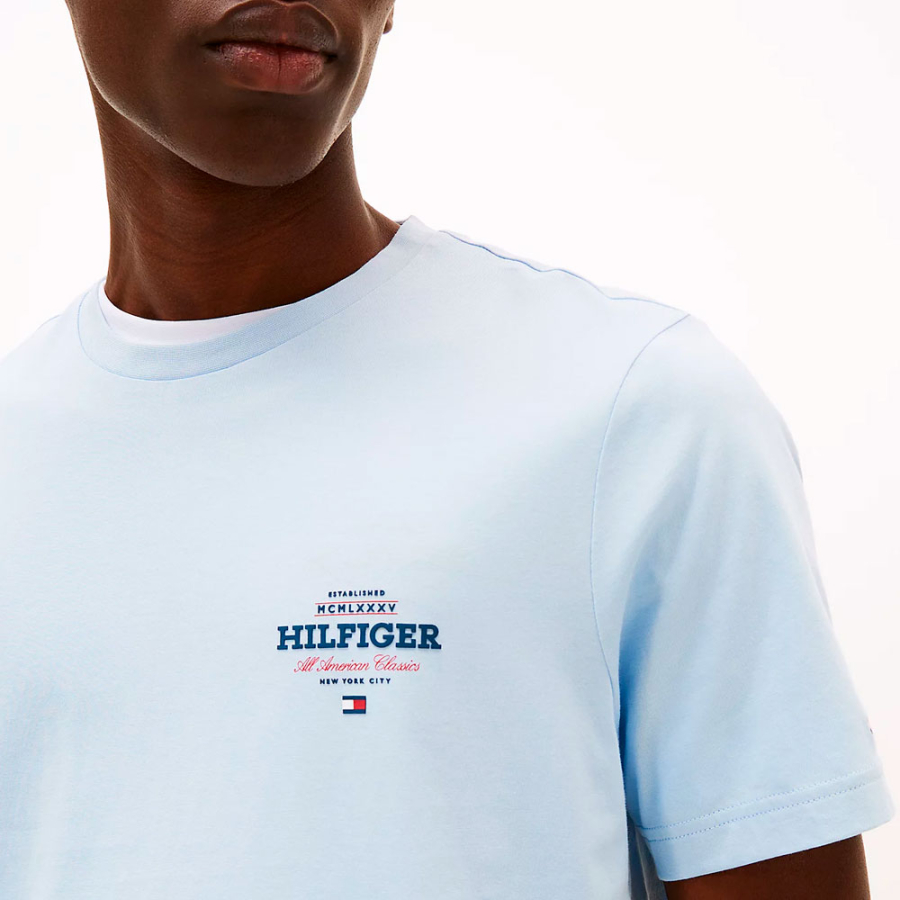 t-shirt-mit-rundhalsausschnitt-und-logo t-shirt-mit-rundhalsausschnitt-und-logo
