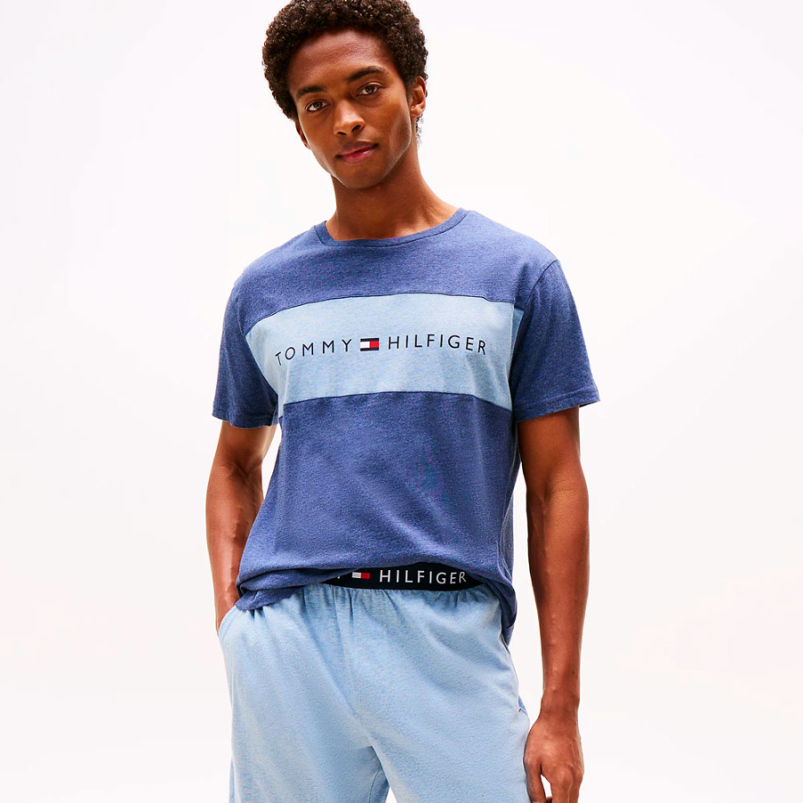 t-shirt-originale-con-design-a-blocchi-di-colore t-shirt-originale-con-design-a-blocchi-di-colore