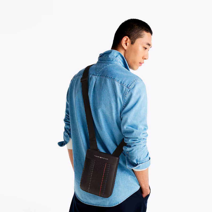 sac-bandouliere-a-logo-metallique