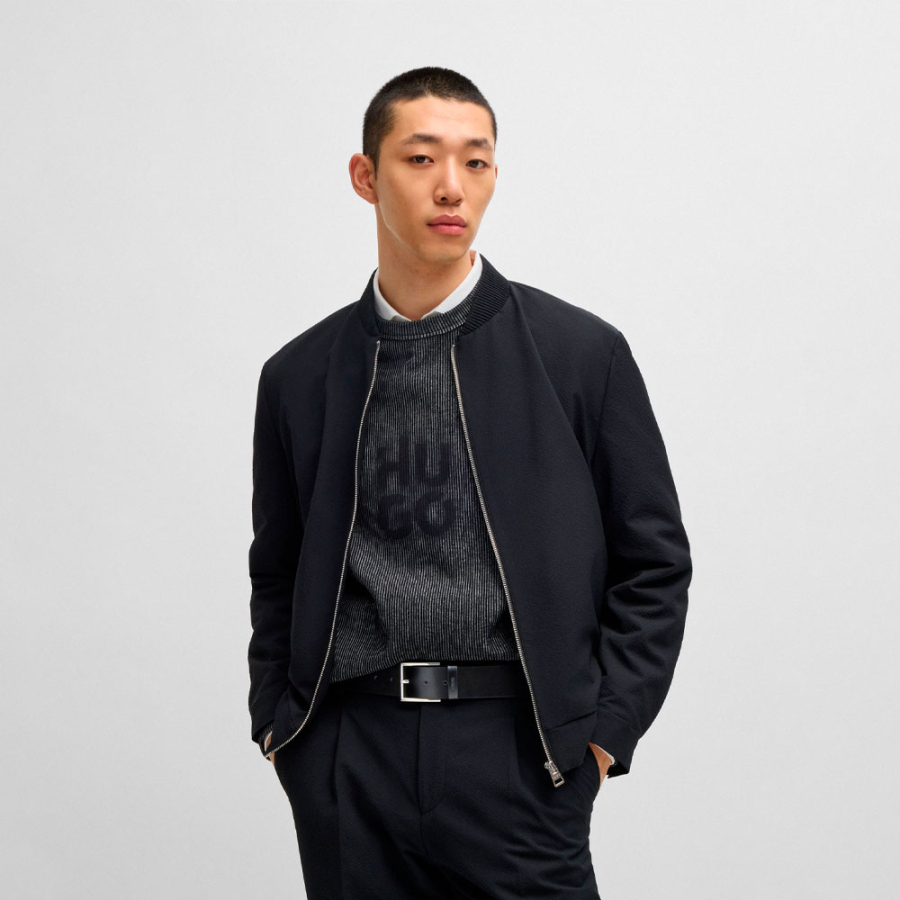 ceinture-en-cuir-avec-logo-sur-la-boucle ceinture-en-cuir-avec-logo-sur-la-boucle