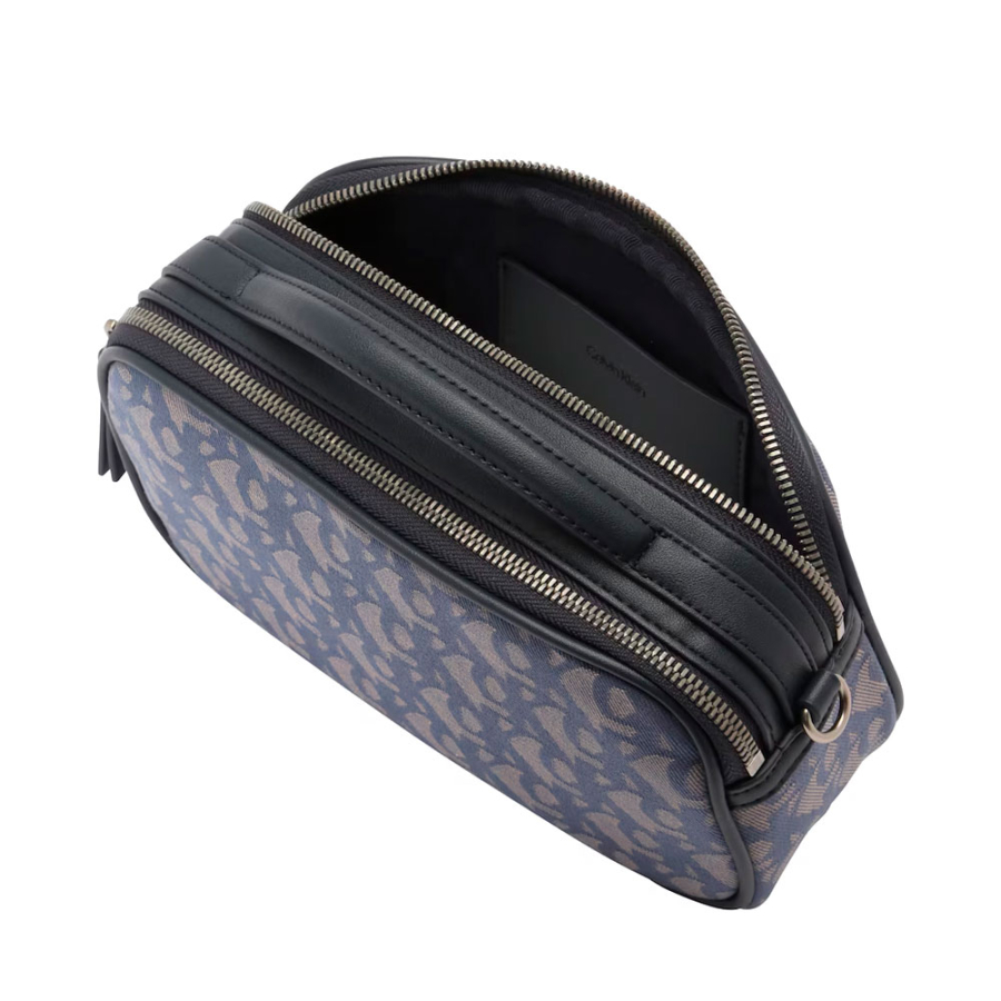 crossbody-kameratasche-mit-monogramm crossbody-kameratasche-mit-monogramm