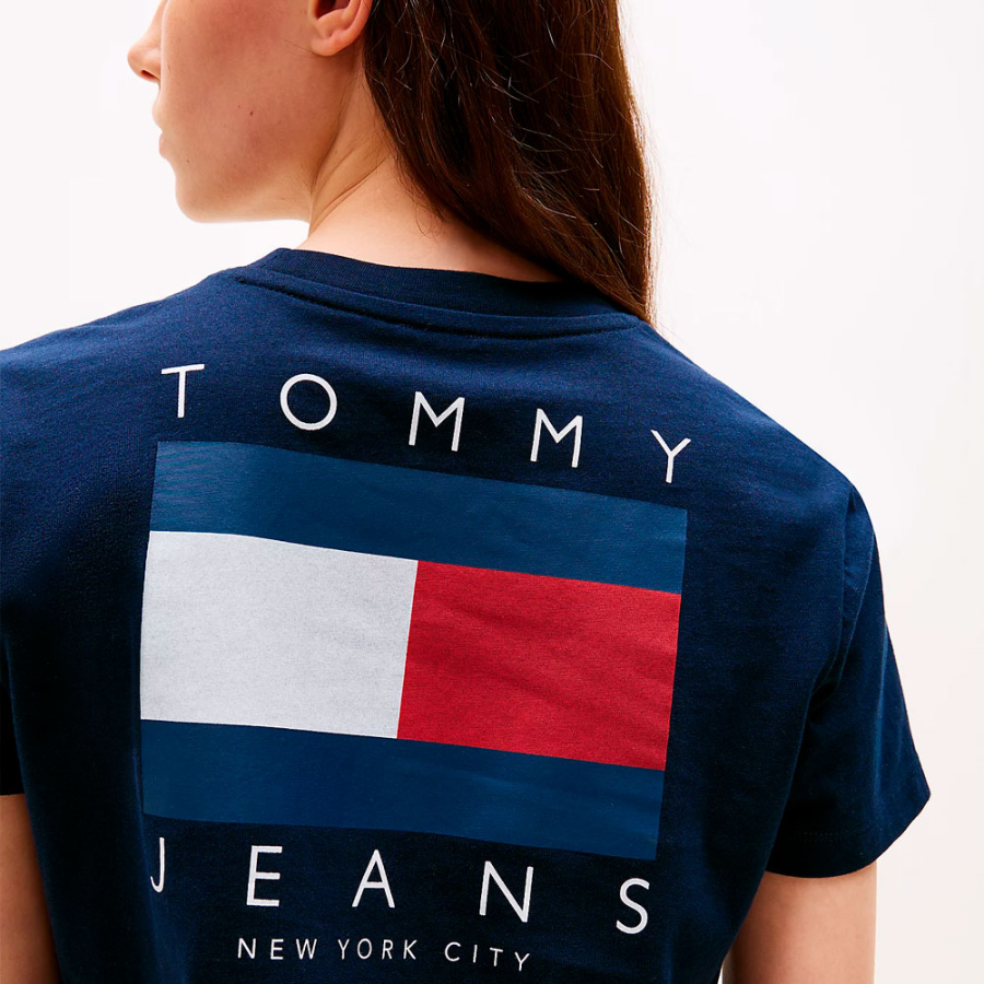 camiseta-con-logo-en-la-parte-trasera camiseta-con-logo-en-la-parte-trasera