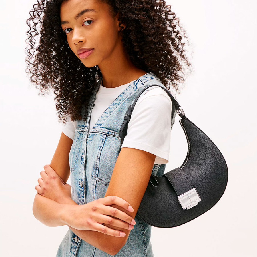 bolso-hobo-con-broche-de-giro-y-logo bolso-hobo-con-broche-de-giro-y-logo