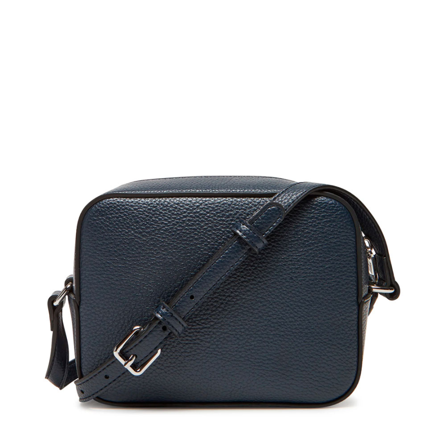 bolso-bandolera-con-insignia-tonal bolso-bandolera-con-insignia-tonal