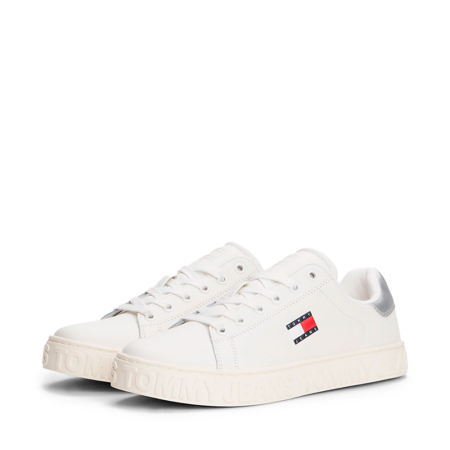 baskets-en-cuir-avec-logo-en-relief baskets-en-cuir-avec-logo-en-relief