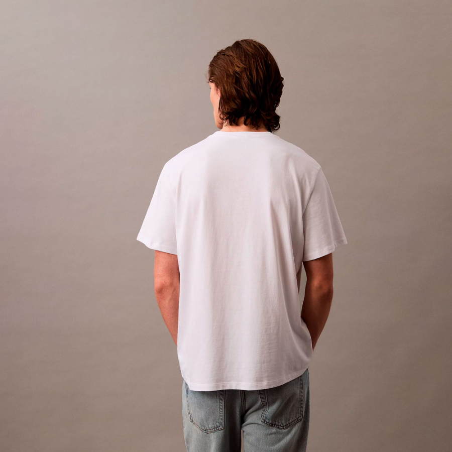 camiseta-com-logotipo-do-monograma