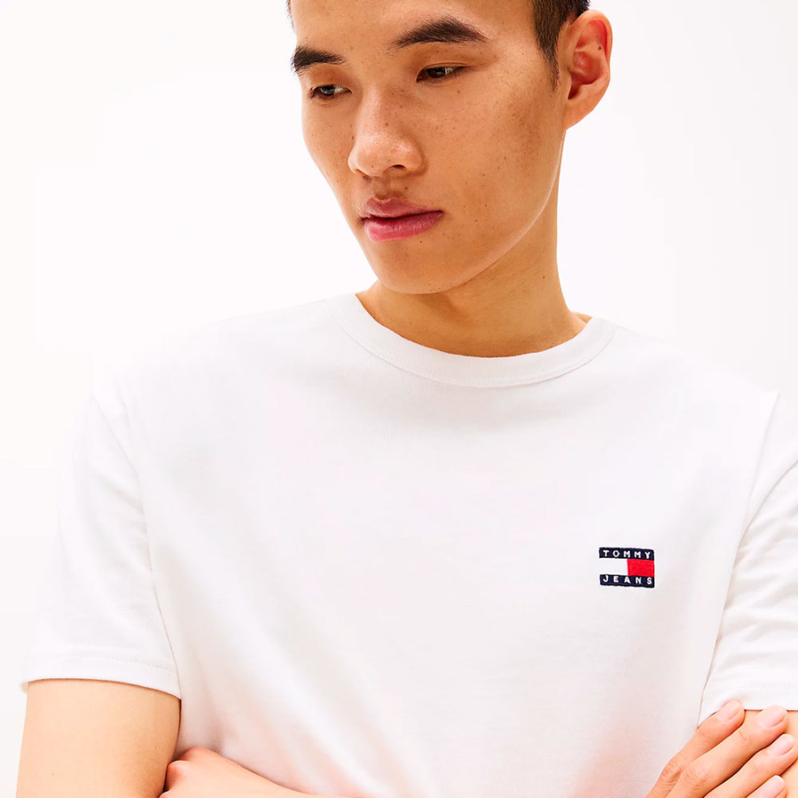 camiseta-con-parche-tonal-de-la-marca camiseta-con-parche-tonal-de-la-marca