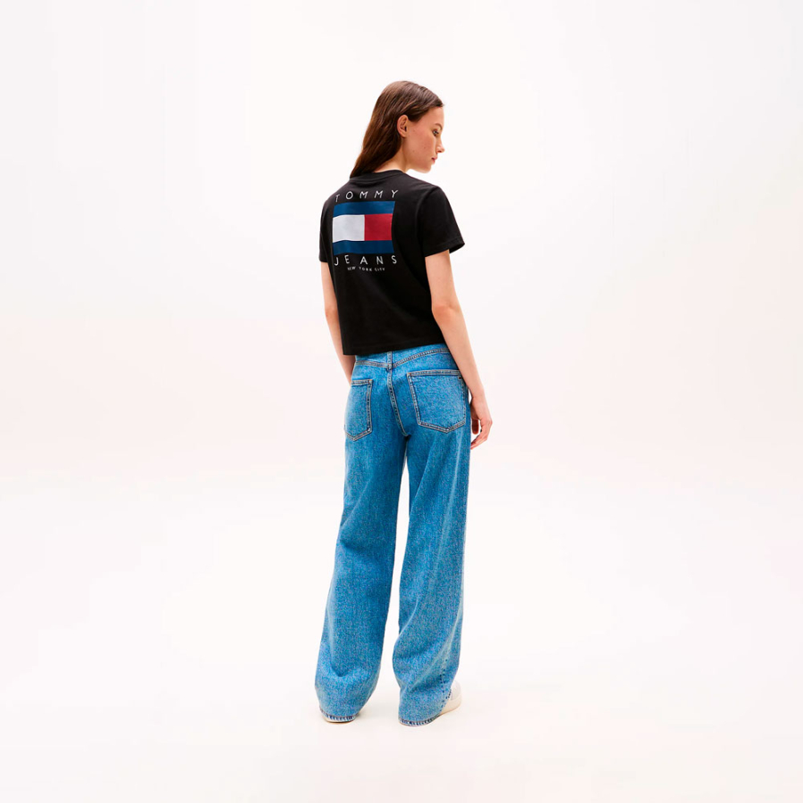 camiseta-con-logo-en-la-parte-trasera