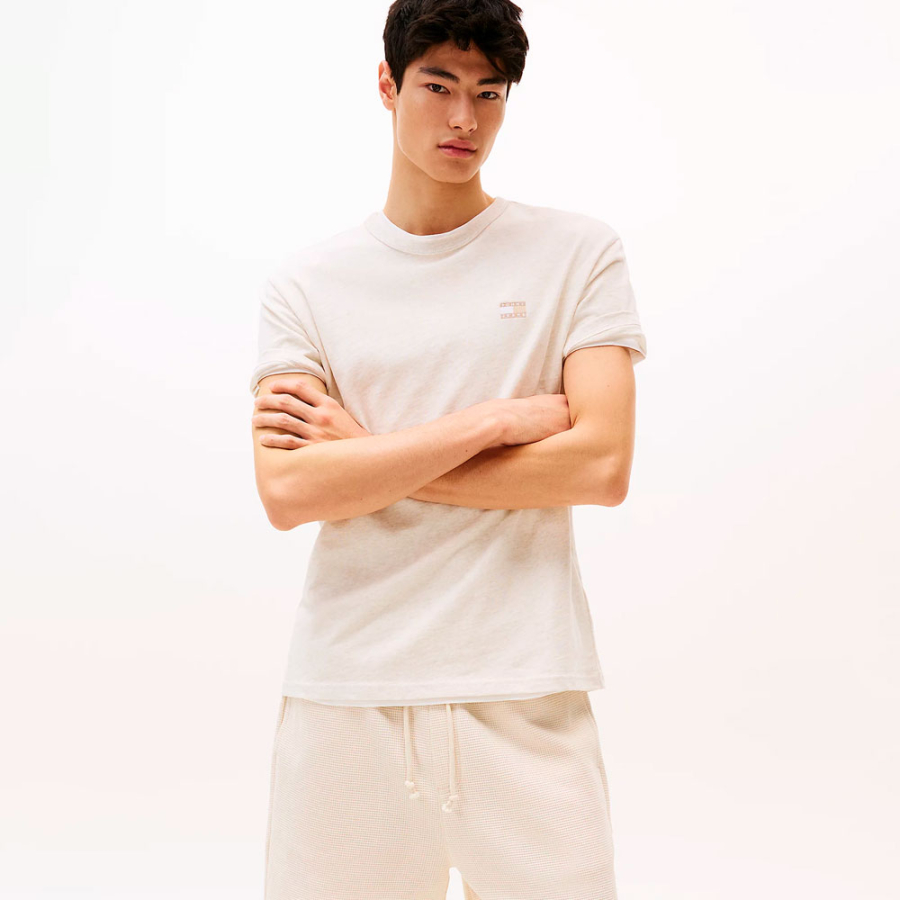 camiseta-con-parche-tonal-de-la-marca camiseta-con-parche-tonal-de-la-marca