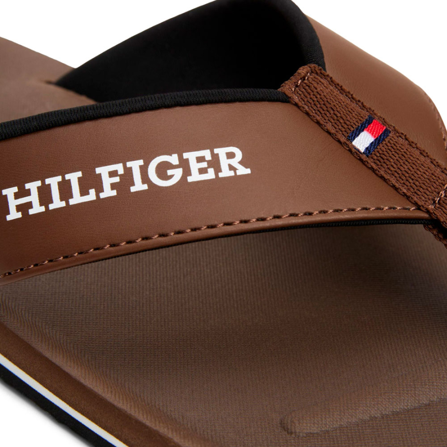 flip-flops-mit-gepolsterten-riemen-und-aufschrift flip-flops-mit-gepolsterten-riemen-und-aufschrift