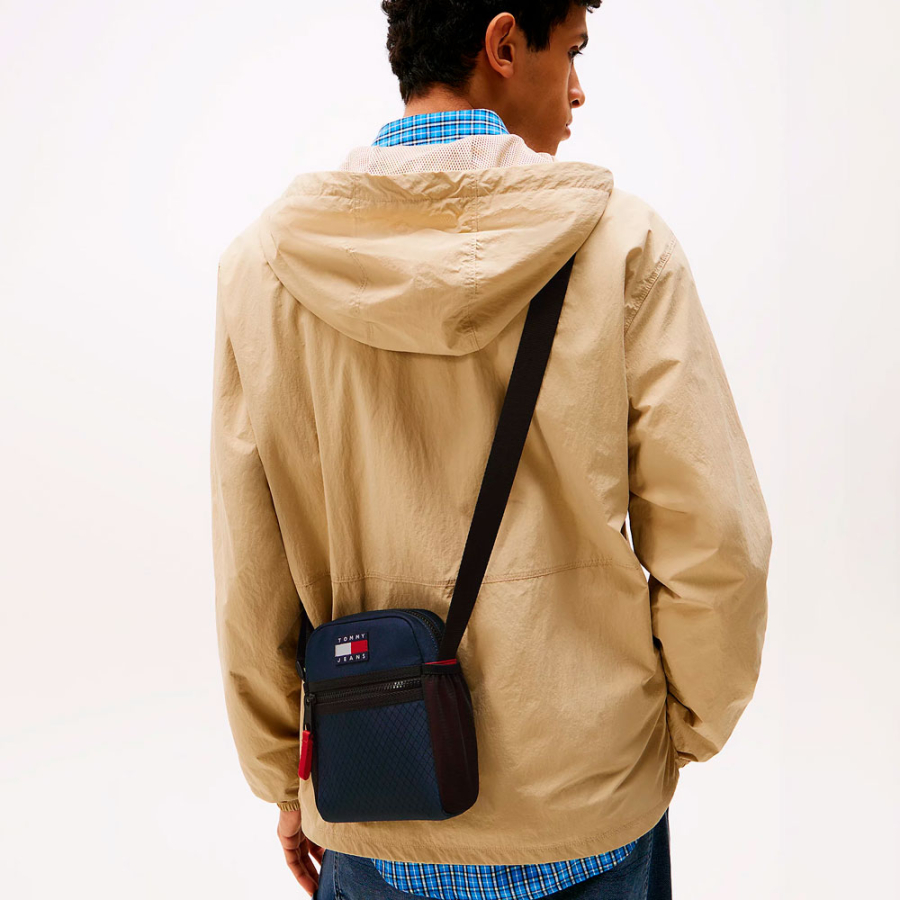 bolsa-reporter-com-alca-de-ombro-e-logo bolsa-reporter-com-alca-de-ombro-e-logo