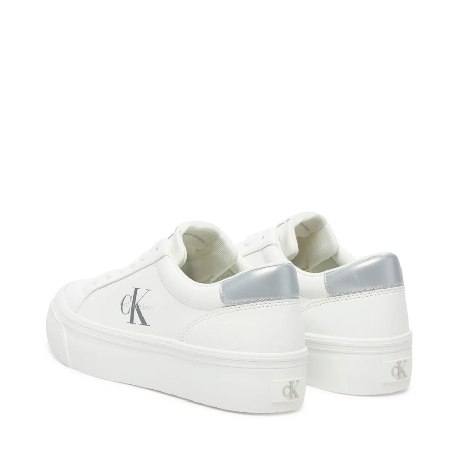 silberne-sneaker-mit-monogramm silberne-sneaker-mit-monogramm