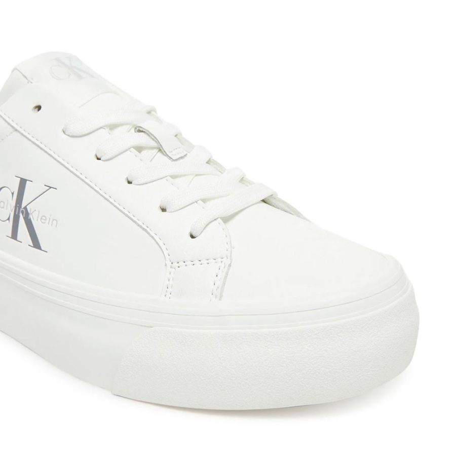 silberne-sneaker-mit-monogramm silberne-sneaker-mit-monogramm