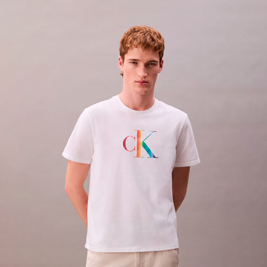 camiseta-com-monograma-de-arco-iris-orgulho camiseta-com-monograma-de-arco-iris-orgulho