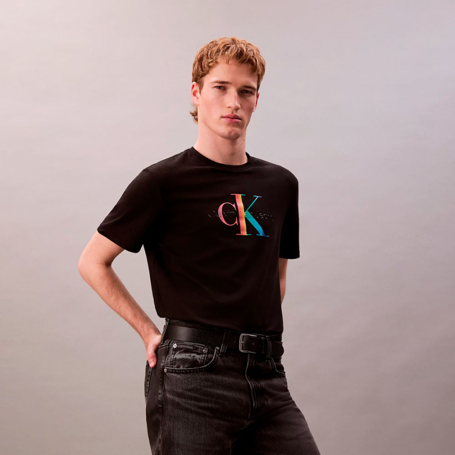 camiseta-com-monograma-de-arco-iris-orgulho