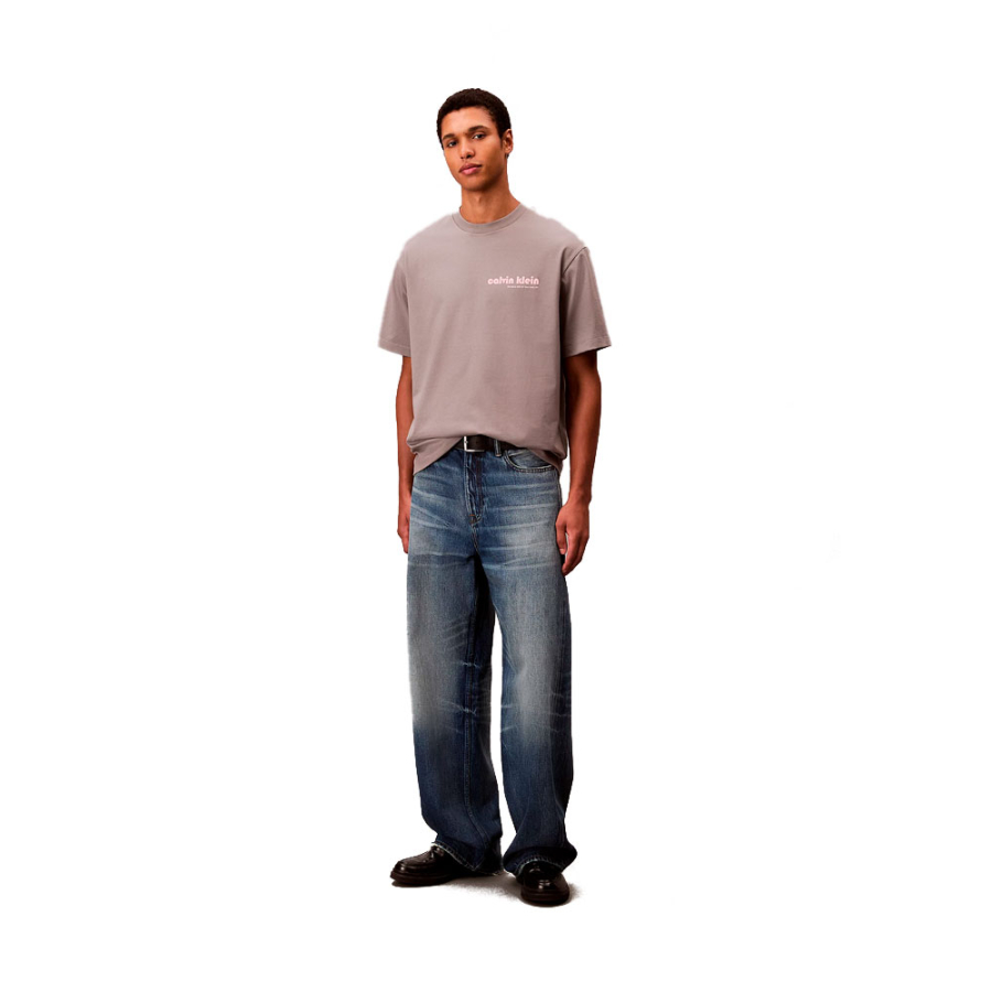 camiseta-calvin-klein-com-logo-solto camiseta-calvin-klein-com-logo-solto
