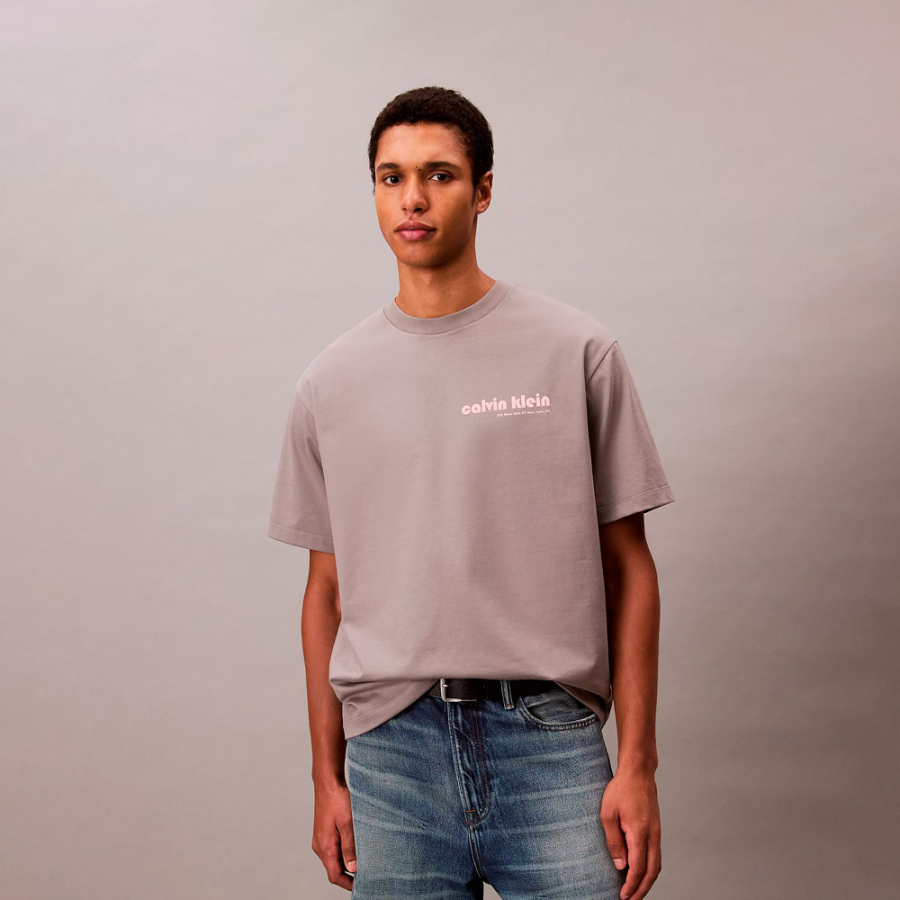 camiseta-calvin-klein-com-logo-solto camiseta-calvin-klein-com-logo-solto