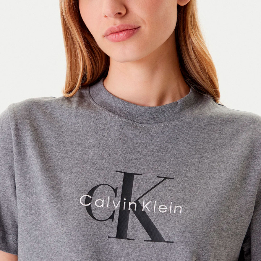 t-shirt-mit-monogramm-logo t-shirt-mit-monogramm-logo