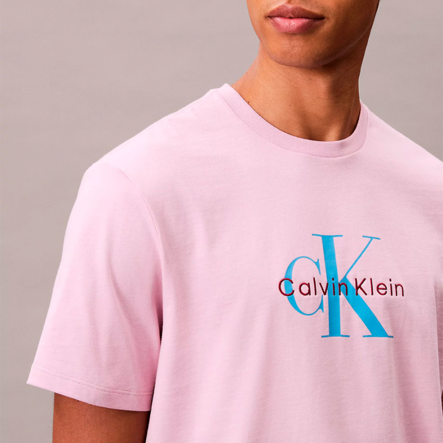 camiseta-com-logotipo-do-monograma camiseta-com-logotipo-do-monograma