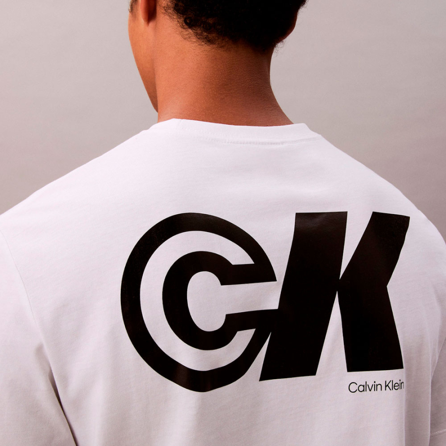 camiseta-esportiva-com-monograma-e-logotipo-grafico camiseta-esportiva-com-monograma-e-logotipo-grafico