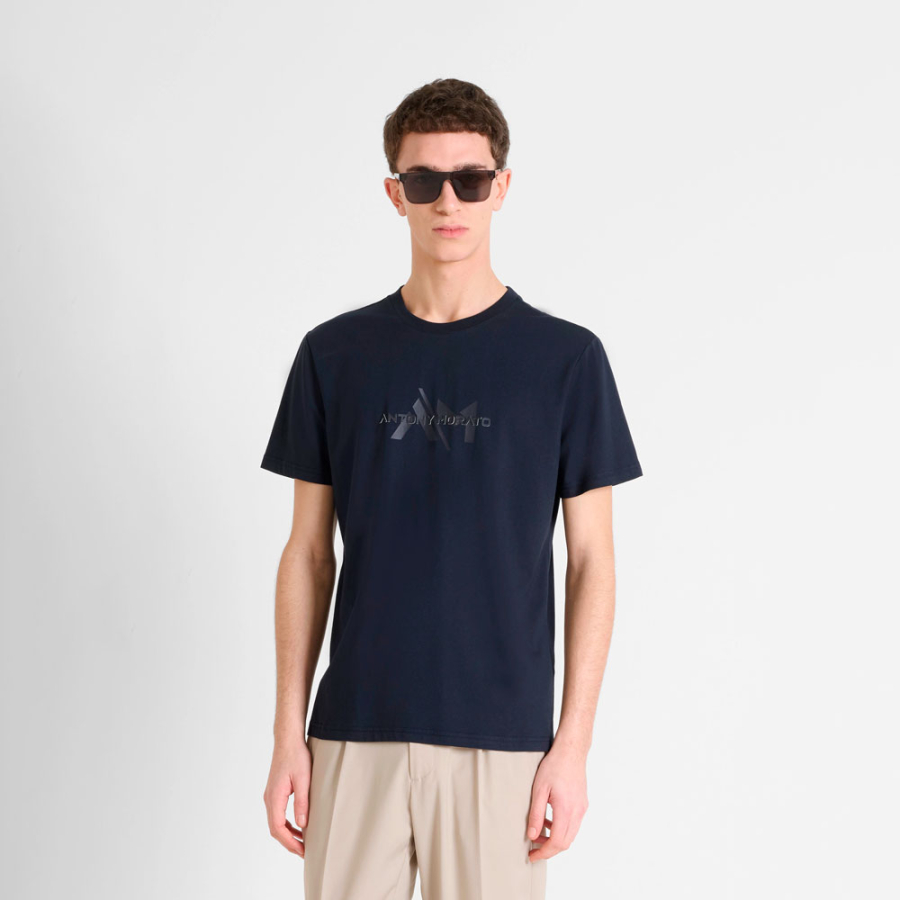 einfarbiges-t-shirt-mit-logo-in-normaler-passform einfarbiges-t-shirt-mit-logo-in-normaler-passform